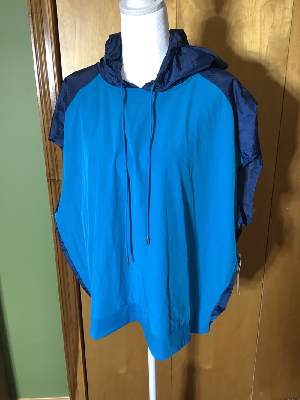 Avia blue hooded sleeveless windbreaker, size XL